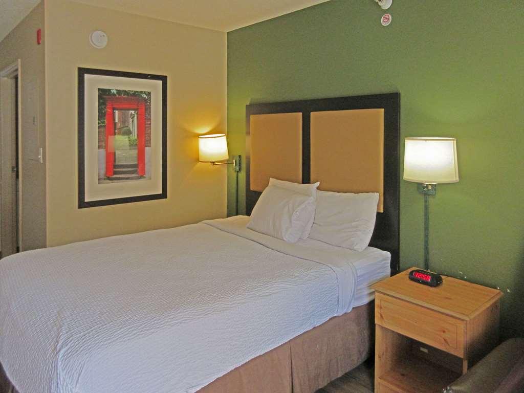 Suburban Studios Raleigh - Crabtree Valley Room photo