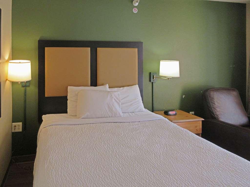 Suburban Studios Raleigh - Crabtree Valley Room photo