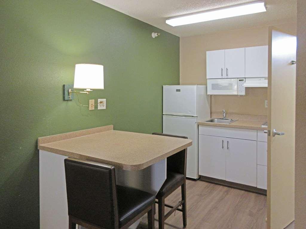 Suburban Studios Raleigh - Crabtree Valley Room photo